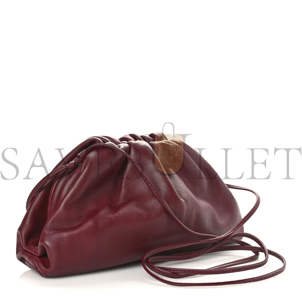 BOTTEGA VENETA BUTTER CALFSKIN THE MINI POUCH BORDEAUX (21*11*5cm）