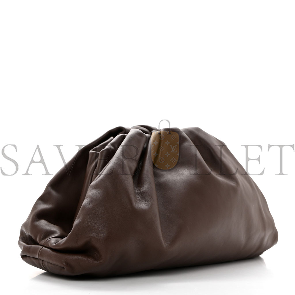 BOTTEGA VENETA SMOOTH BUTTER CALF THE POUCH OVERSIZED CLUTCH BROWNIE (38*19*8cm)