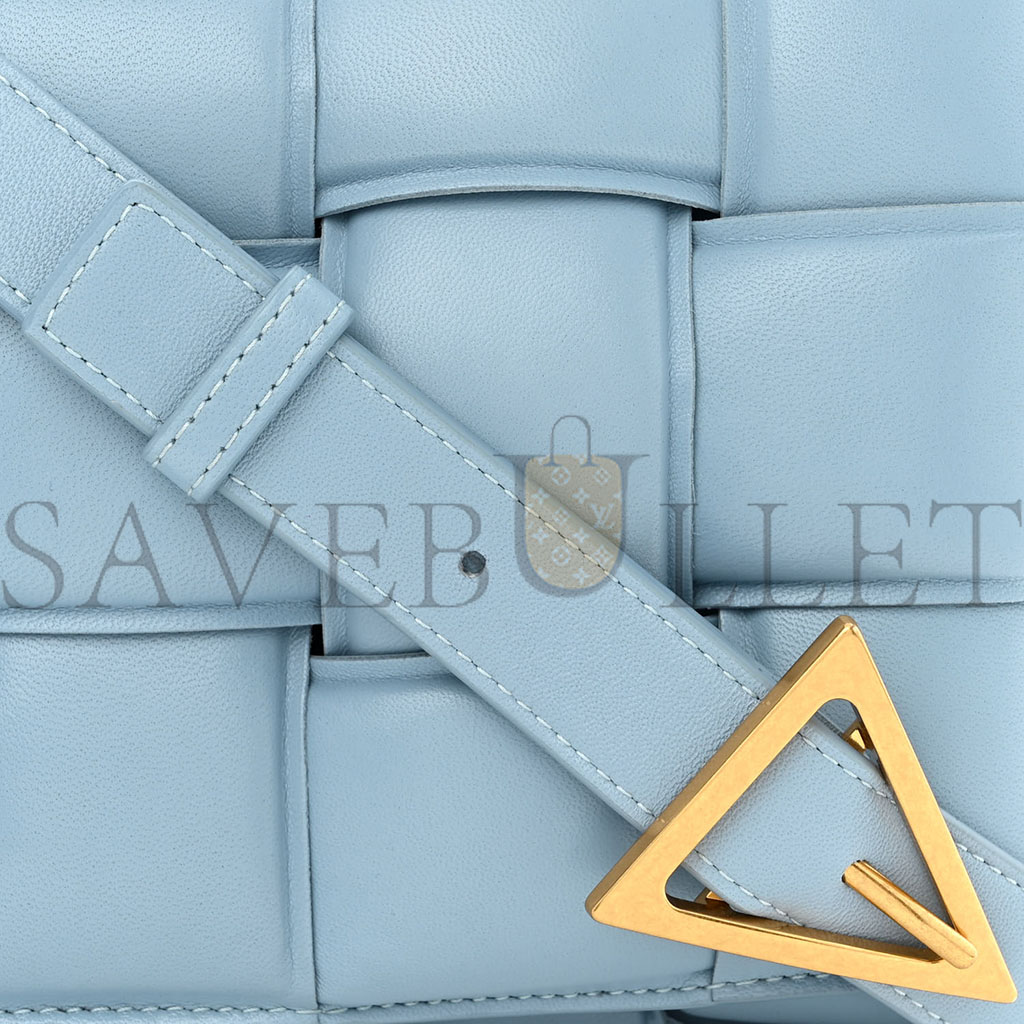 BOTTEGA VENETA NAPPA MAXI INTRECCIO PADDED CASSETTE CROSSBODY BAG ICE  (26*18*8cm)